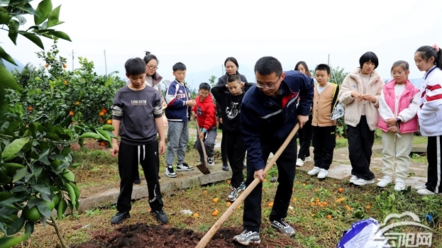  縣林業(yè)局組織開展親子植樹活動(dòng)