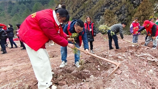  堰坪小學(xué)開展清河植樹活動(dòng)