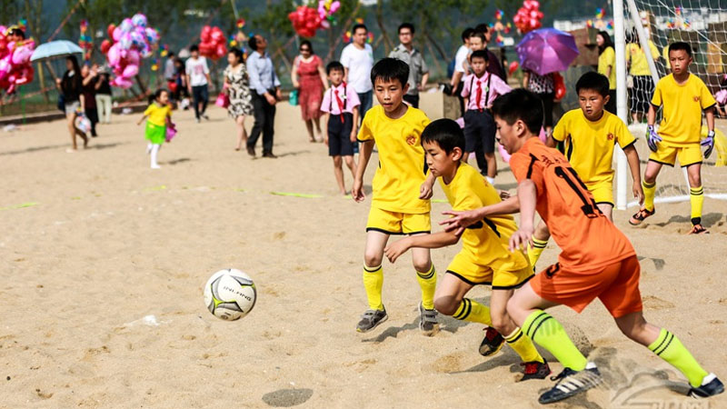 民德小學(xué)、盤石小學(xué)孩子們赤腳進行沙灘足球比賽