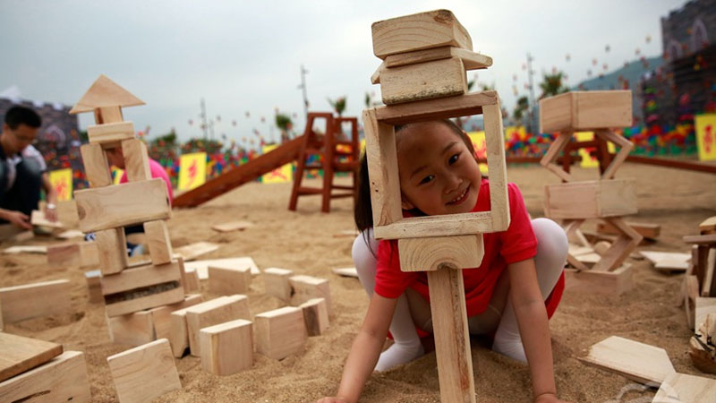 積木樂園區(qū) 收集廢舊盒子構(gòu)建積木樂園